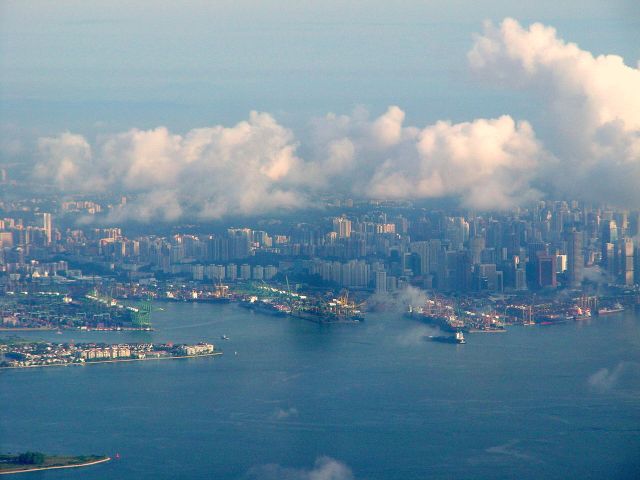 Anflug in Singapur mit Hafen.